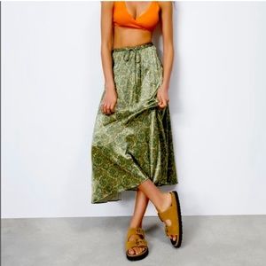 Zara NWT GREEN PRINTED SATIN SKIRT